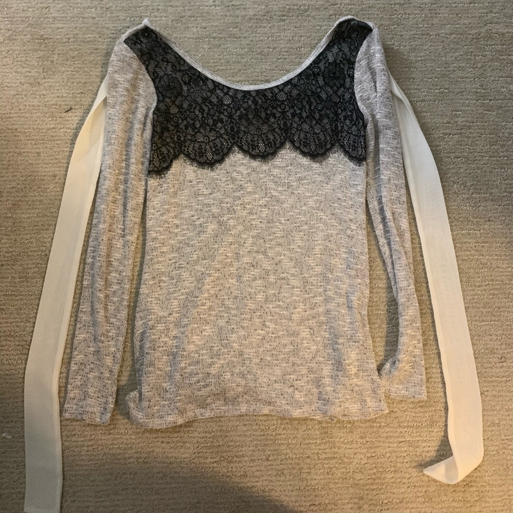 Lightweight sweater with lace top